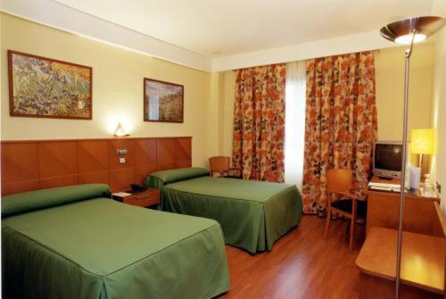Ciudad De Haro Hotel Room photo