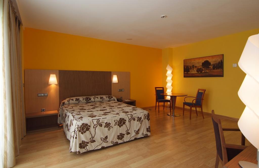 Ciudad De Haro Hotel Room photo
